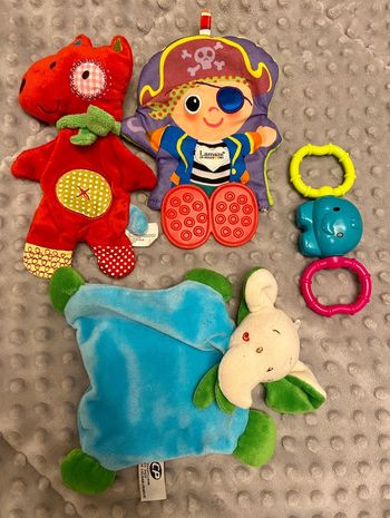 Lot doudous, hochet, anneau de dentition