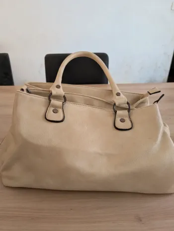 Sac à main avec bandoulière amovible.
