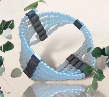 Bracelet original multi rangs magnétique blanc et gris ajustable