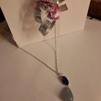Collier argenté avec pendentif strass bleu et gouttes