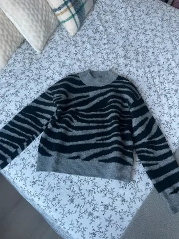 Petit pull noir et gris