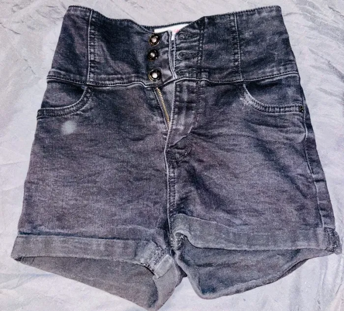 Short en jean noir taille haute