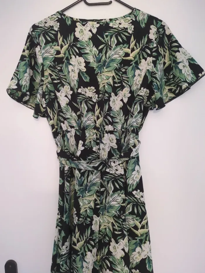 Robe courte Fleurie verte taille S ceinturée a la taille - photo numéro 3