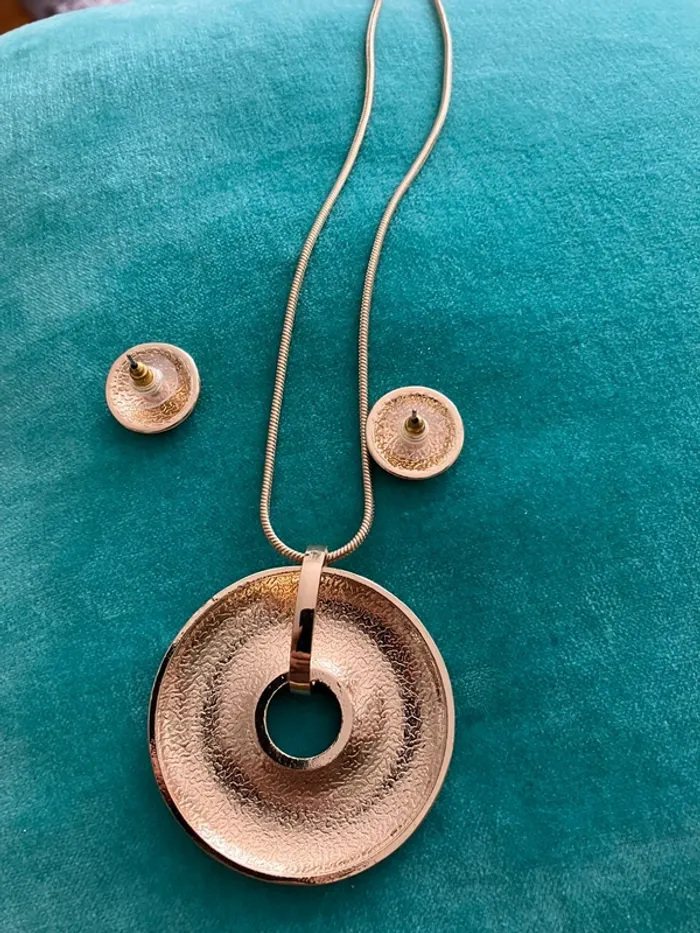 Parure collier pendentif doré en émail colorée avec boucles d’oreilles assortie - photo numéro 2