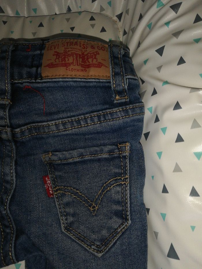 Jeans bleue effet usé enfant 2 ans - photo numéro 4