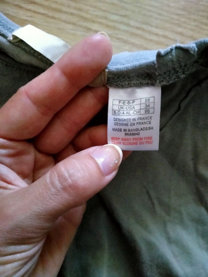 Tee shirt vert kaki. Court.
Taille 18 mois - photo numéro 4