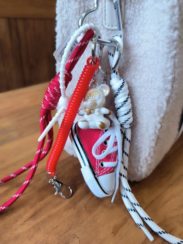 Porte clés gri-gri de sac Mickey converse rouge