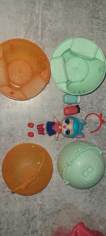 Poupée lol 2 boules 2 biberons 2 paires de chaussures 2 serres tête