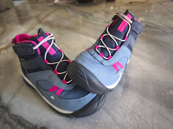 Chaussures montantes de randonnée Taille 34 Decathlon Quechua. Très bon état. Grises et  fushia. Lavées pour la  vente. - photo numéro 2