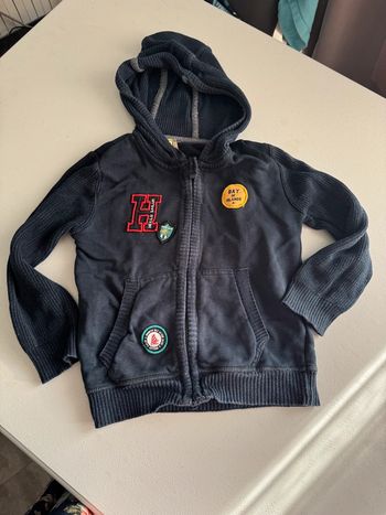 Gilet zippé à capuche