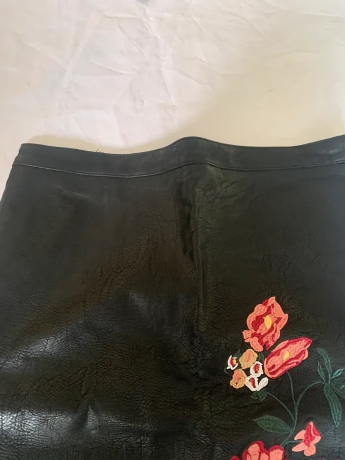 Jupe camaïeu simili cuir taille 38 motif fleurs - photo numéro 5
