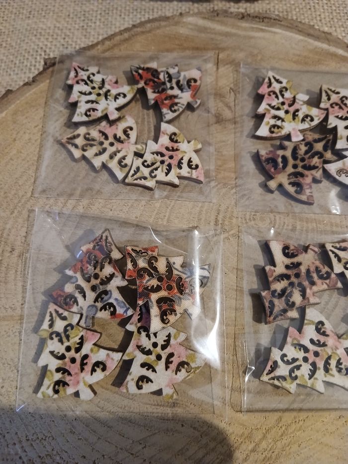 Lot de 4 sachets de boutons en bois sapin de Noël - photo numéro 3