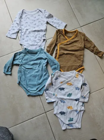 Lot bodies 6 mois