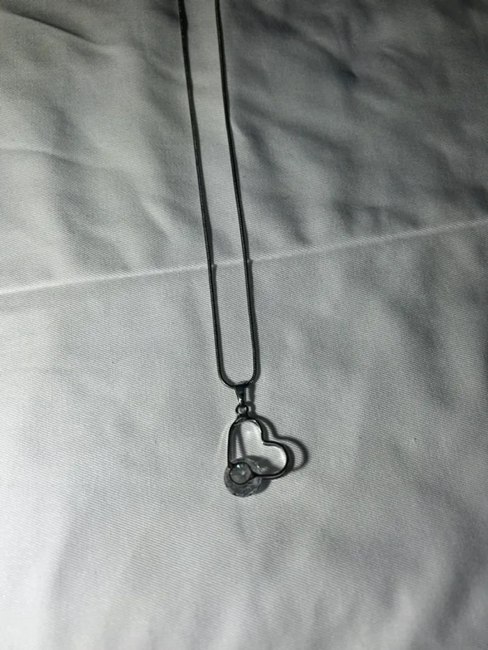 Collier argenté avec un cœur - photo numéro 3