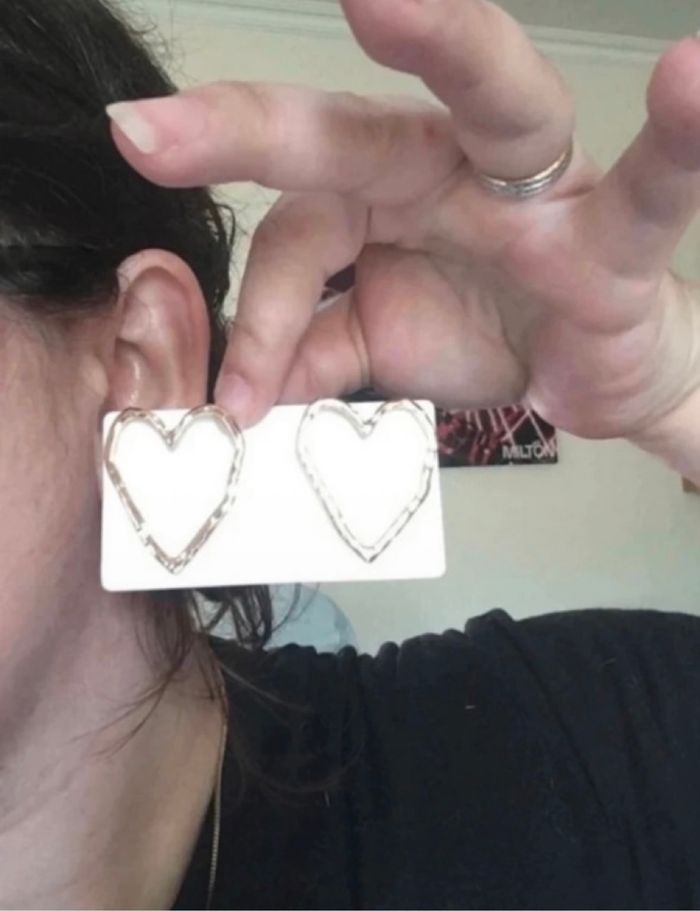 Boucles d’oreilles NEUVES avec étiquette pour femme forme de coeur 💛 couleur doré - photo numéro 3