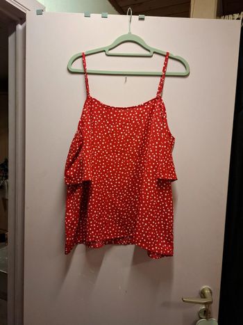 Débardeur rouge épaule dénudé