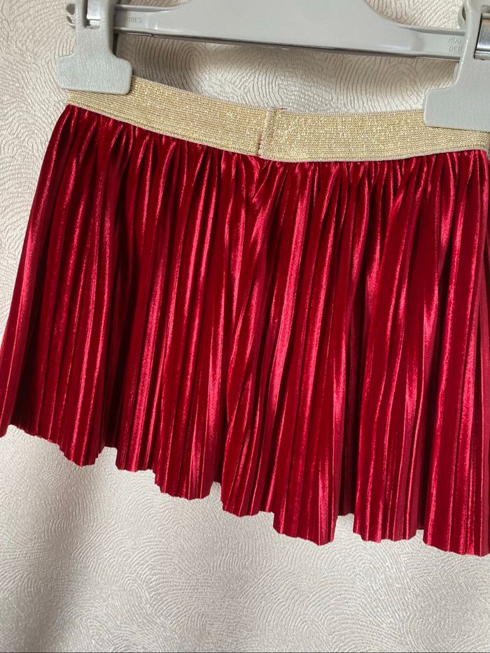Très jolie petite jupe plissée en velours rouge et or 9-12 mois LC Waikiki - photo numéro 3