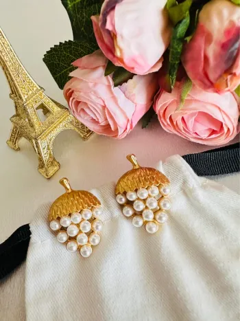 🌰Boucles d’oreilles – Noix dorées & perles nacrées