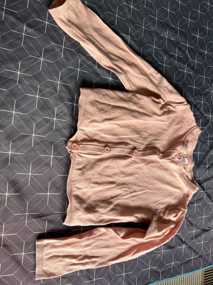 Gilet rose à bouton 6/7ans