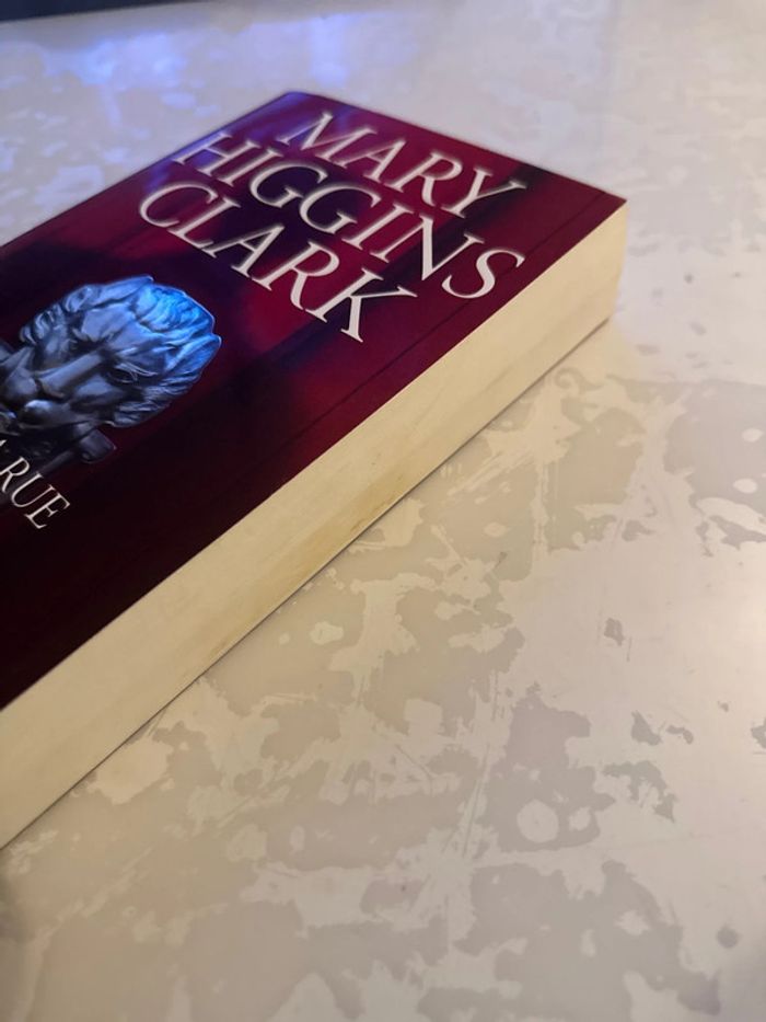 Livre dans la rue où vit celle que j’aime - mary Higgins Clark - photo numéro 3