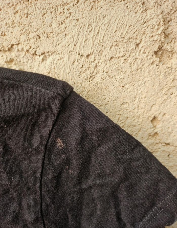 T-shirt manche courte coupe au épaule noir avec dessin - photo numéro 4