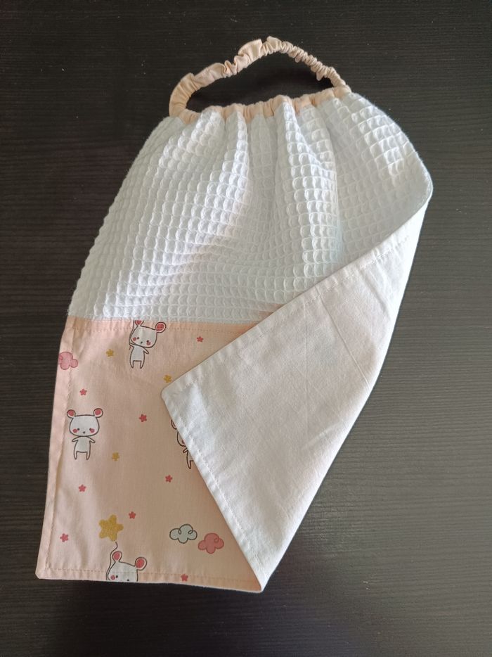 Serviette de table élastiquée, forme bavoir , fille , pour cantine école maternelle souris - photo numéro 3