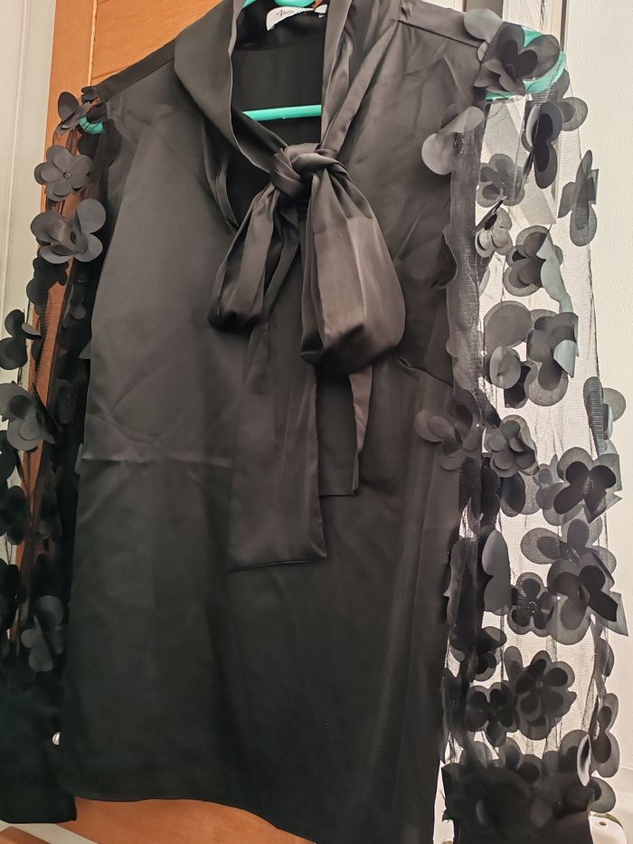 Haut vaporeux noir avec manches dentelle fleurs taille 40