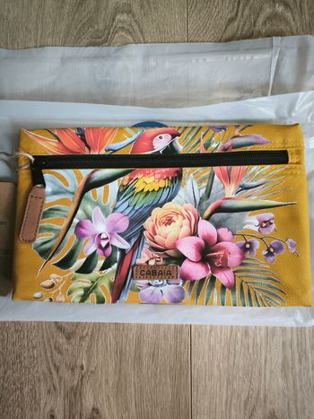 Magnifique pochette avant Cabaia 😍
Customisée motif perroquet et sublimes fleurs 
Modèle Majorelle