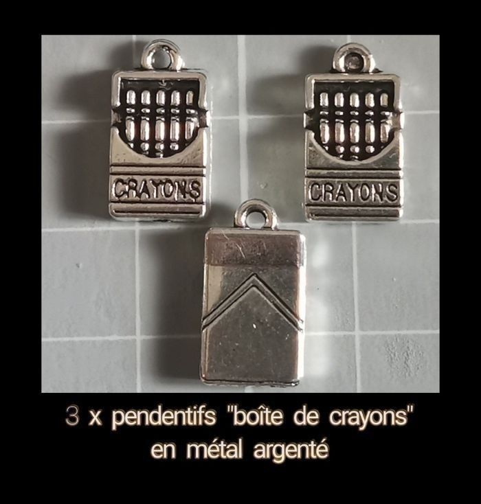 3 x Pendentifs "boîte de crayons" en métal argenté.