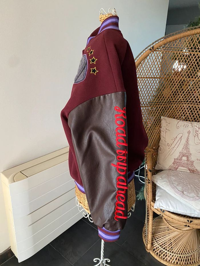 Blouson Teddy Bershka neuf avec étiquette taille XS bordeaux avec motifs - photo numéro 4