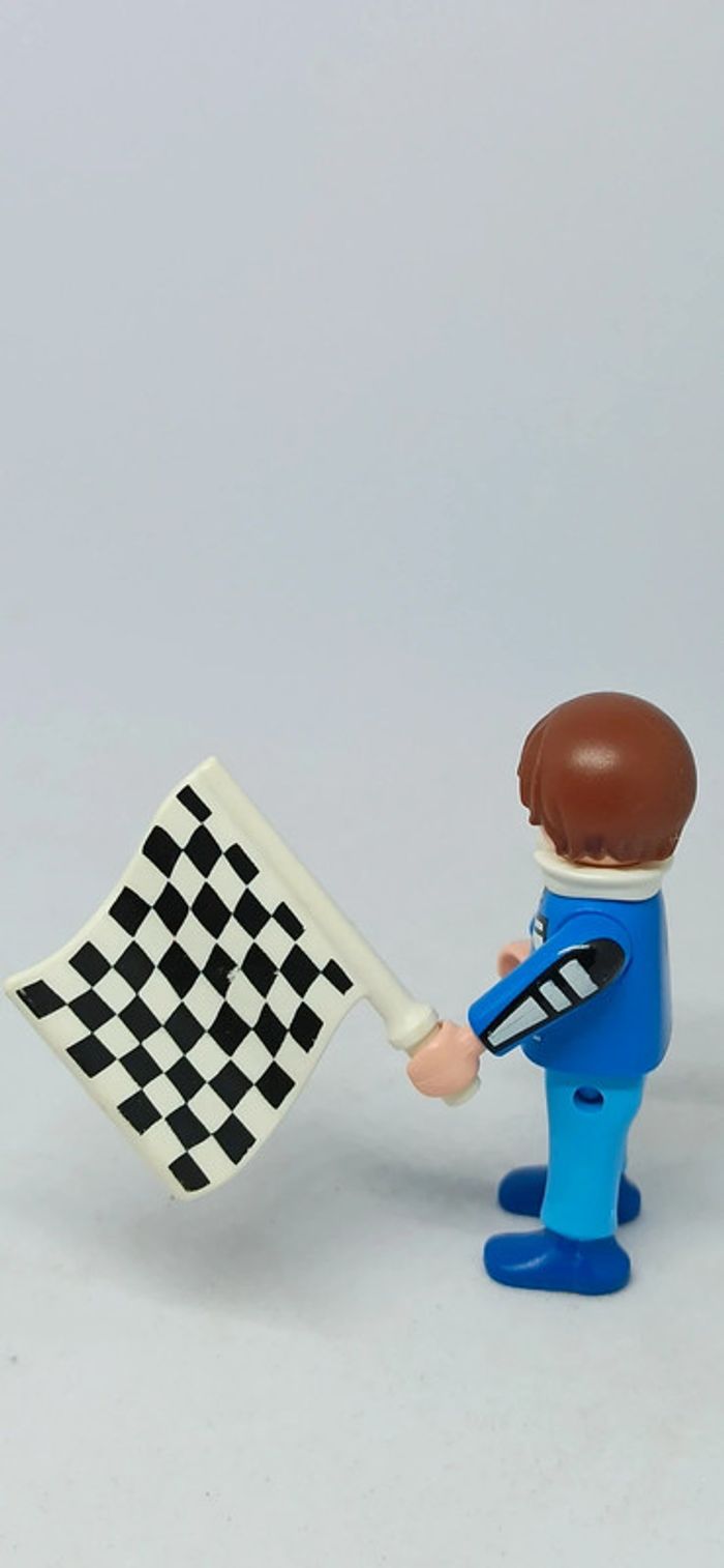 Enfant garçon habits bleus avec drapeau de course playmobil - photo numéro 3