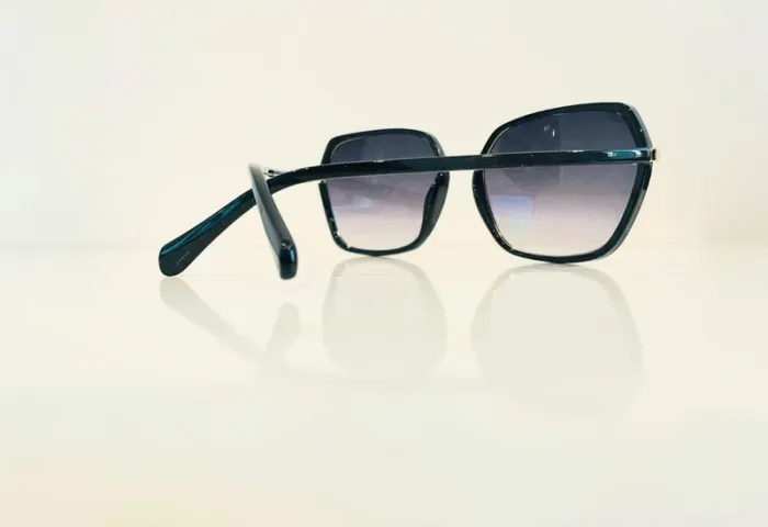 Lunette de soleil femme noire contour doré verres dégradés UV protection catégorie 3 - photo numéro 8