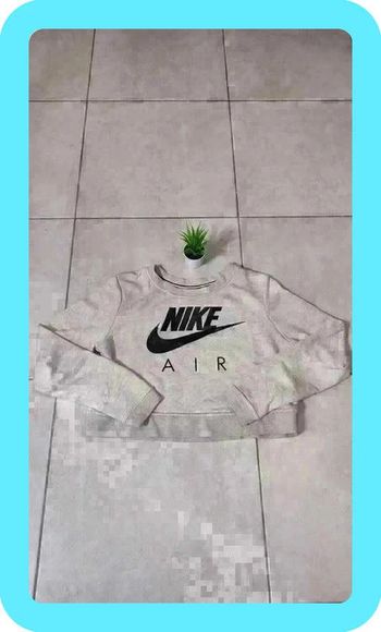 🌟 Découvrez ce superbe sweat crop top Nike beige pour femme ! 🌟