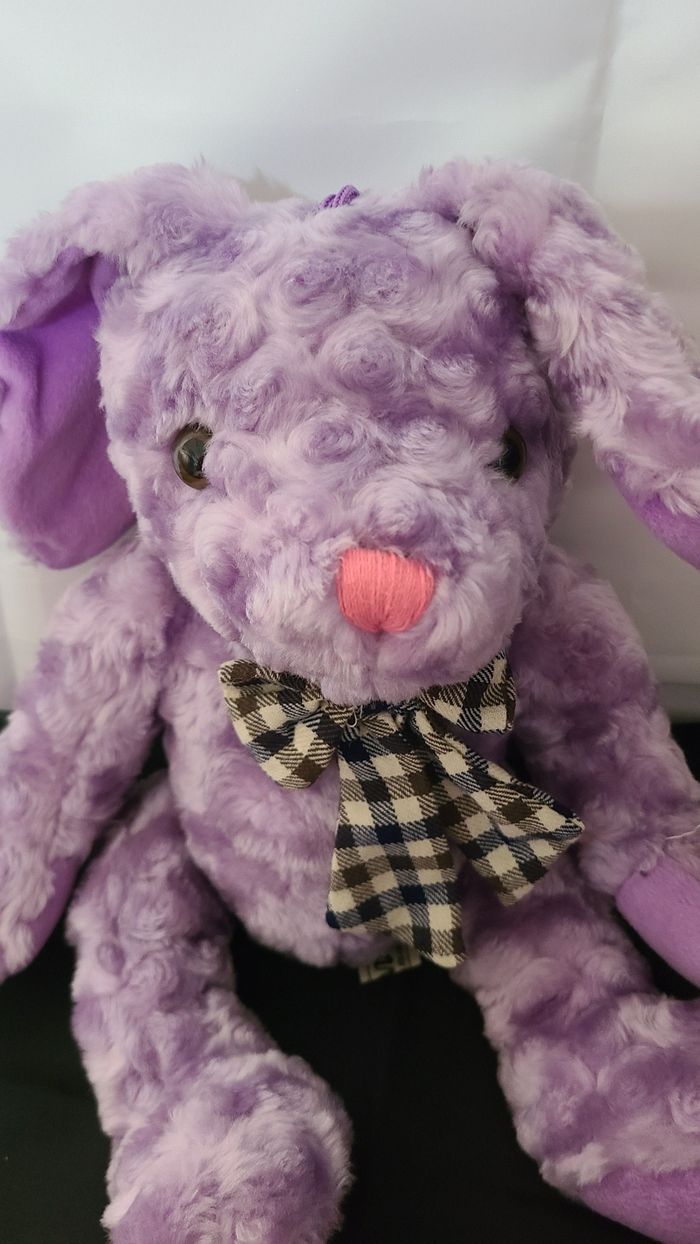 Lapin en peluche violet avec nœud