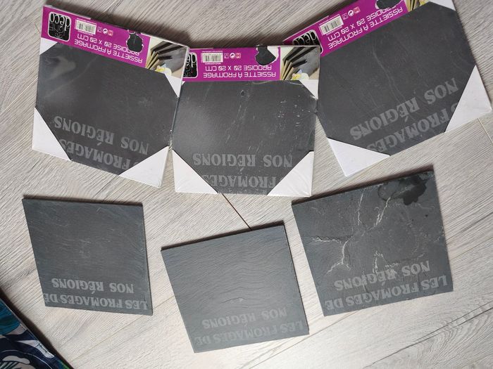 Lot de 6 assiettes carrées en ardoise.