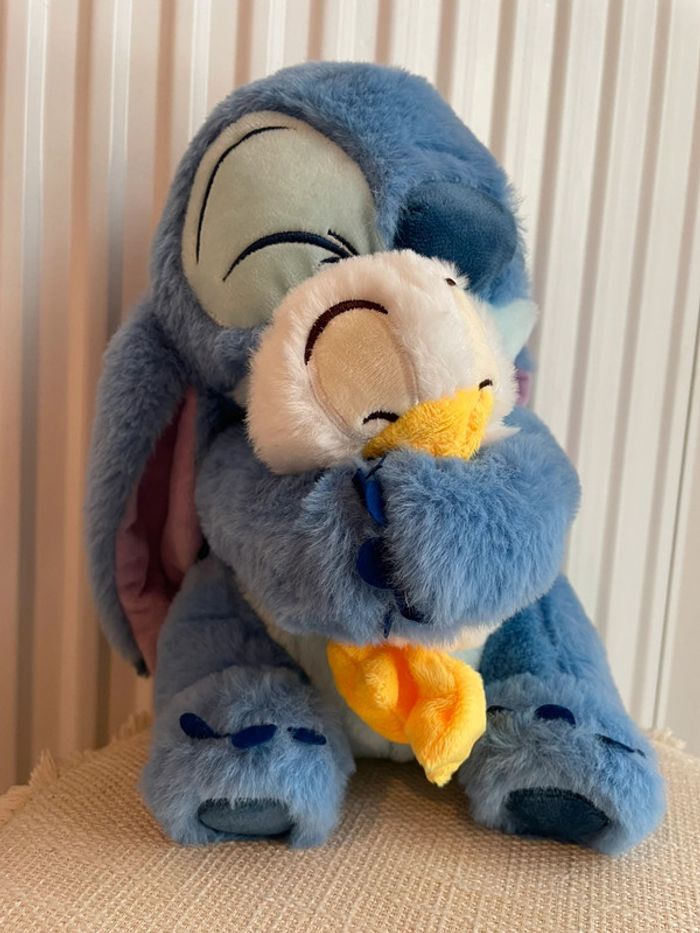 Peluche Disney Stitch enserrant Donald - photo numéro 4