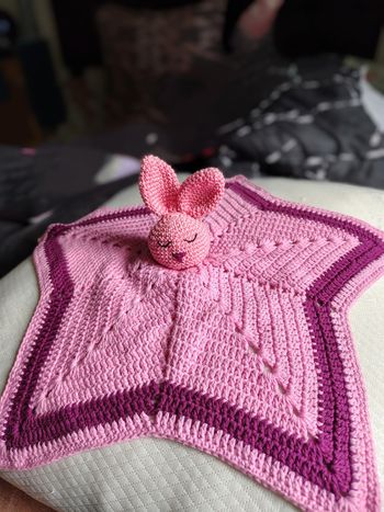 Doudou crochet lapin rose