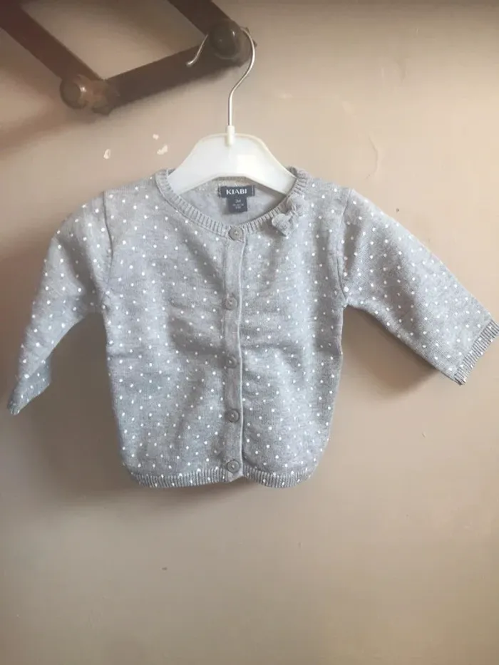 Gilet gris pois blancs Kiabi 3M