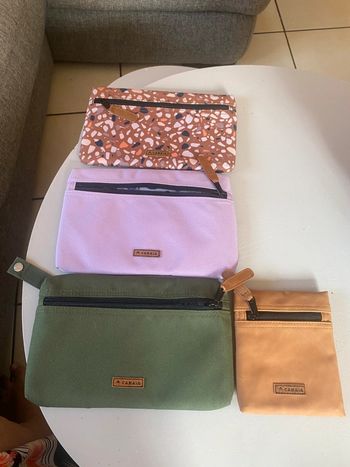 Lot de 4 pochettes cabaia très bon etat