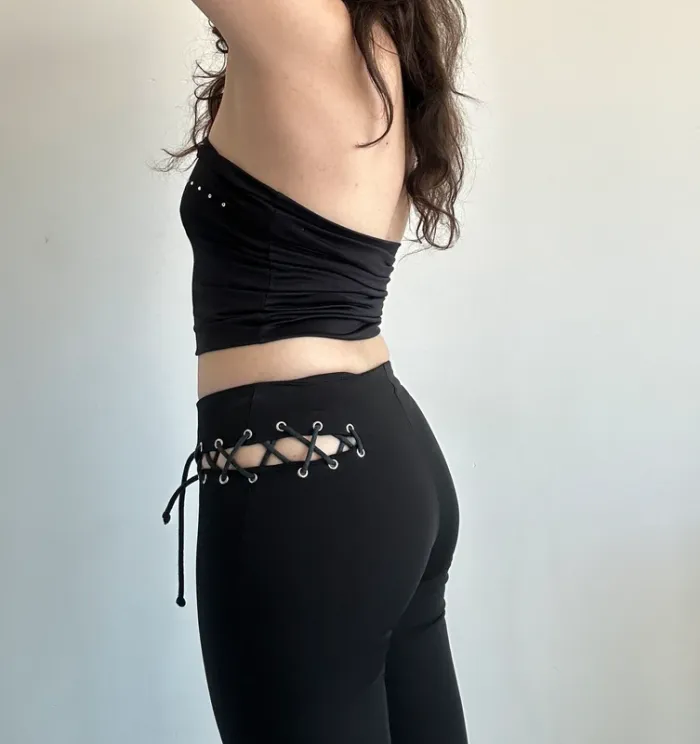Pantalon style y2k évasé noir avec détail laçage taille 32/34 - photo numéro 2