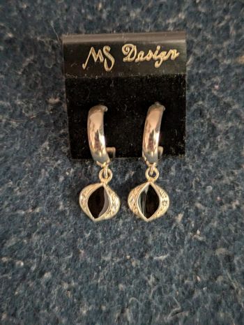 Petites créoles avec pendants noirs