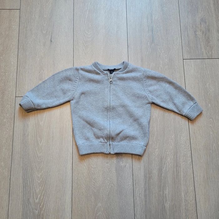 Gilet gris. Garçon 12 mois. Marque Kiabi