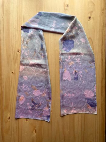 Écharpe / foulard fleuri pastel – bleu/rose/violet – très bon état