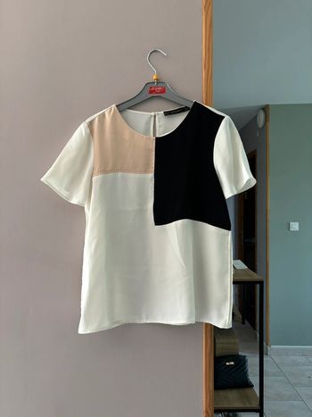 T shirt blanc avec carré rose pale et noir