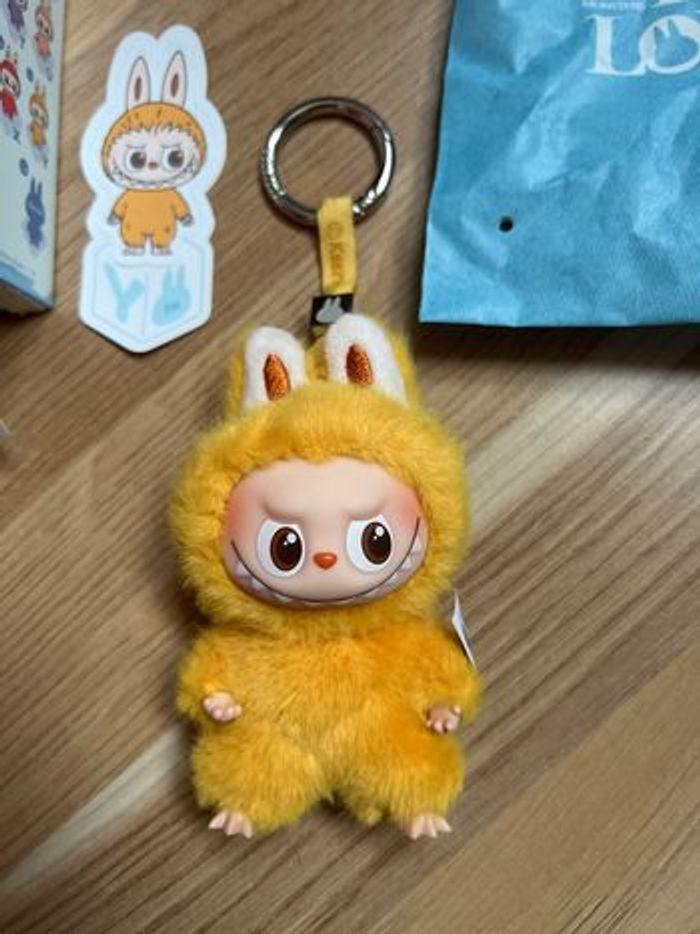 Labubu Pin for Love Y - photo numéro 2