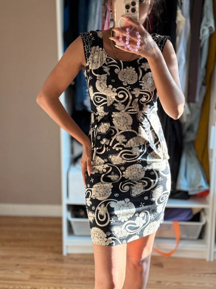 Robe noire et blanche à fleurs