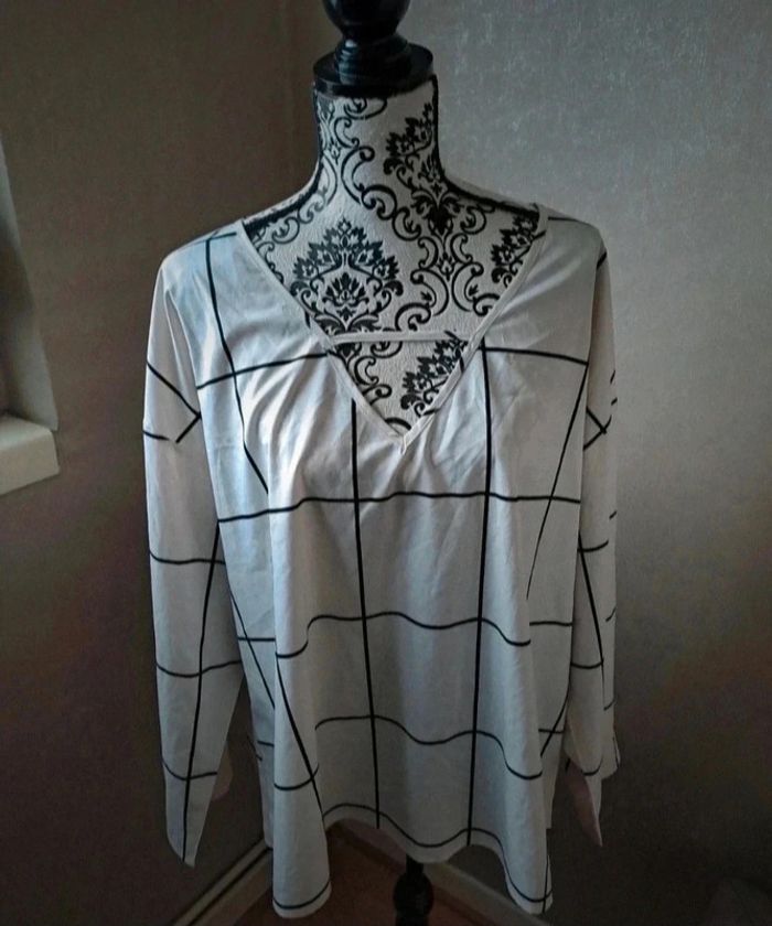 Jolie blouse manches longues col en V taille 3XL ou 50