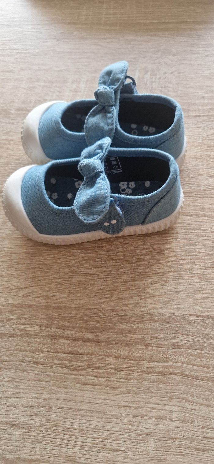 Chaussures taille 19 - photo numéro 2