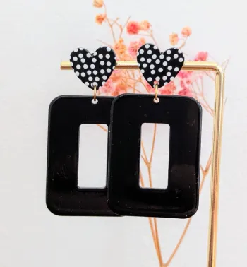 Boucles d'oreilles pendantes rectangulaires noir a pois