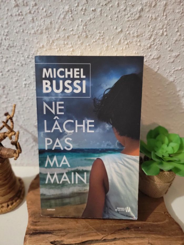 * Livre roman "Ne lâche pas ma main" de Michel Bussi